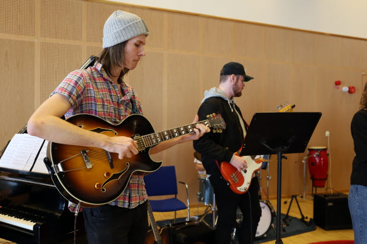 Kursdeltagare som spelar instrument