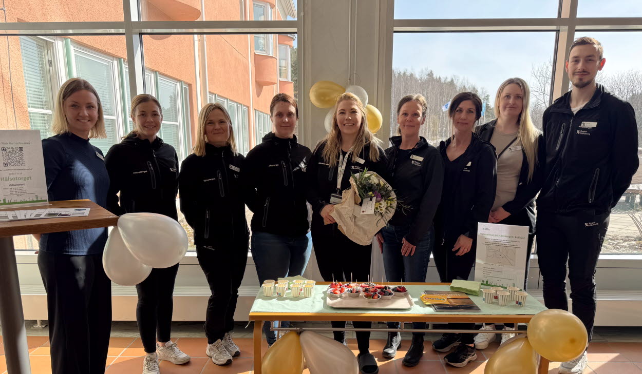 Gruppbild personal står och ser ini kameran, 