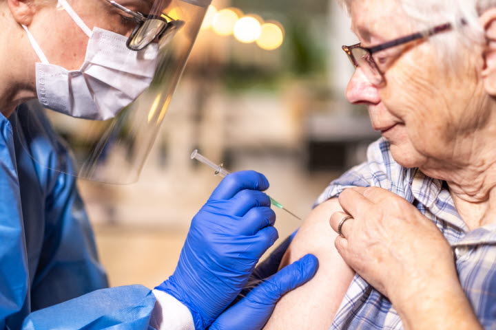 Kvinna får vaccin