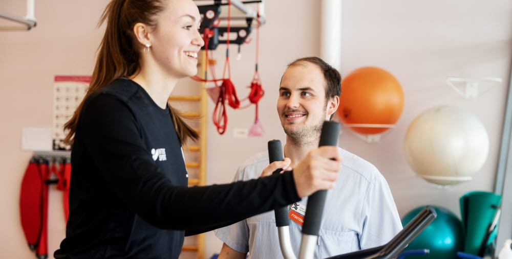 Linus Flood, fysioterapeut med patient