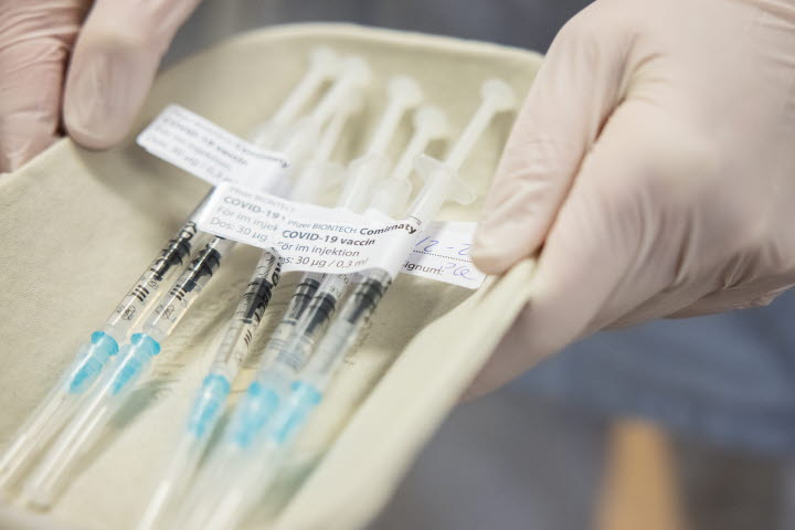 Vaccination mot Covid-19 på Din Hälsocentral i Ockelbo. I bild: Detalj sprutor. 