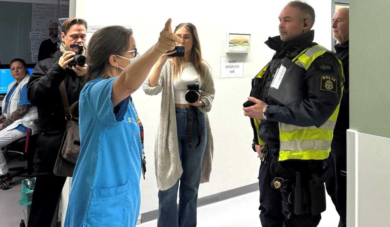 Övning med polis, blåklädd vårdpersonal, och andra personer på akutmottagningen på Hudiksvalls sjukhus. 