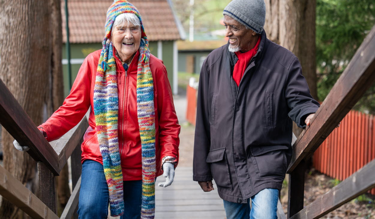 Kvinna och man på promenad