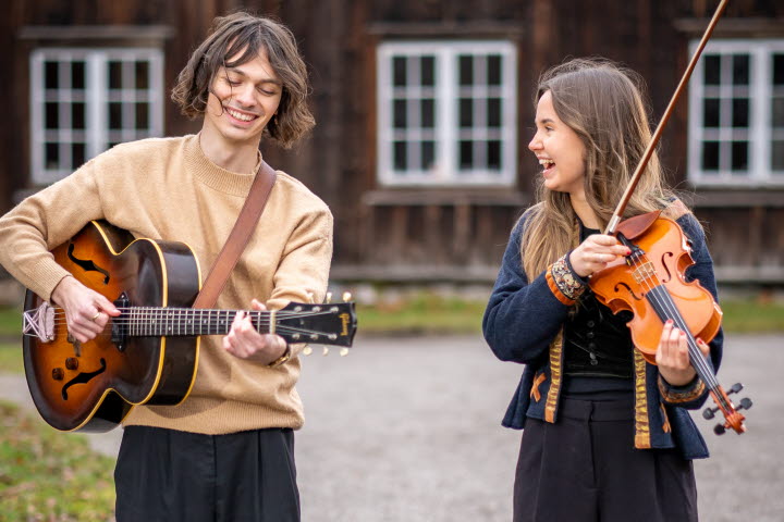 Musikelever som spelar instrument