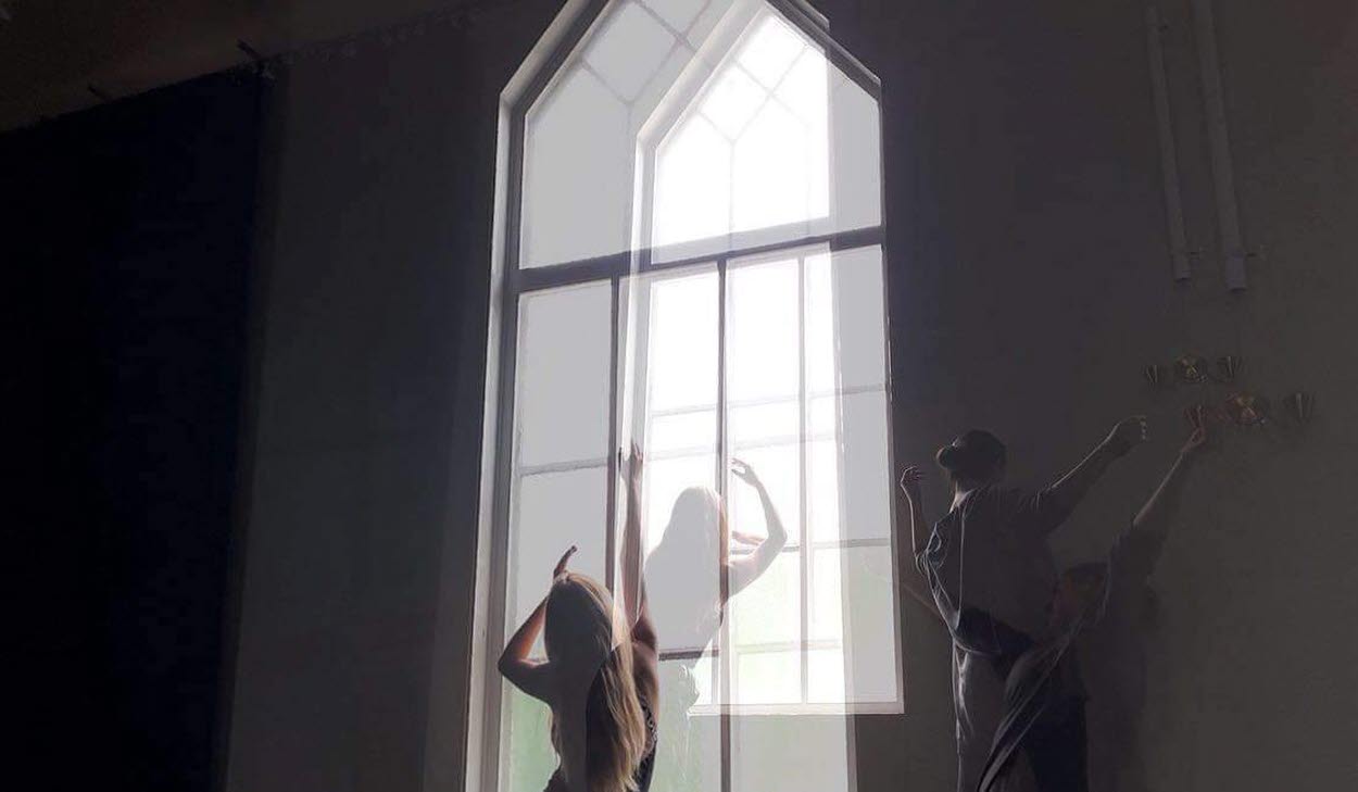 Dansare framför ett fönster
