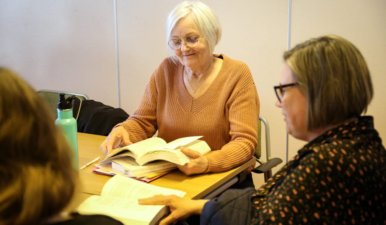 Kursdeltagare som sitter och studerar