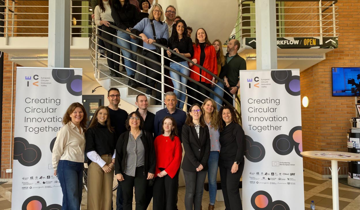 Grupp med deltagare i projekt Projekt: Europeiska innovationsknutpunkter för cirkulär ekonomi (ECIV) ståendes i en trappa och nedanför med två roll-ups vid sidan av dem.