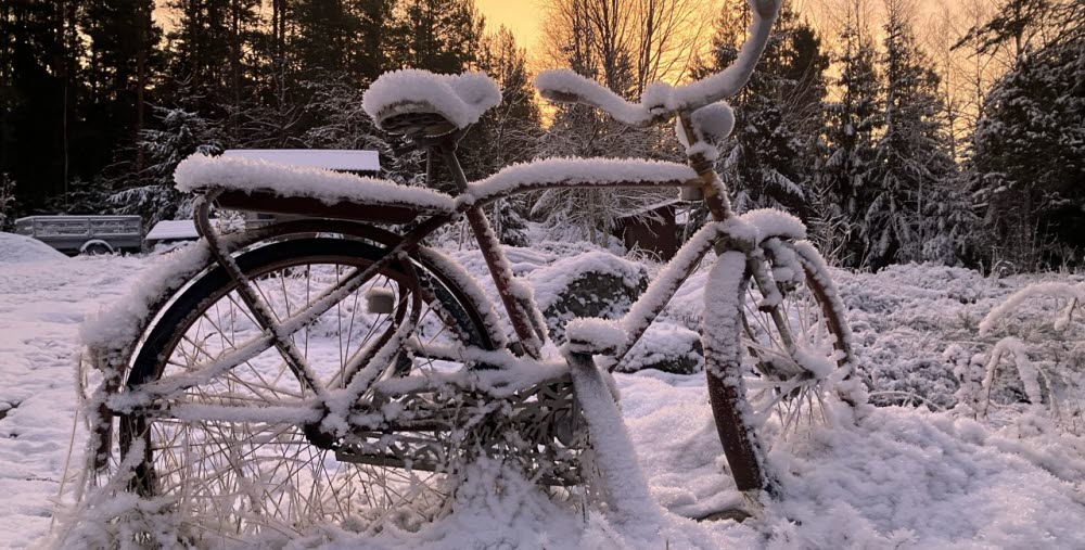 Frostig cykel i vinterlandskap.