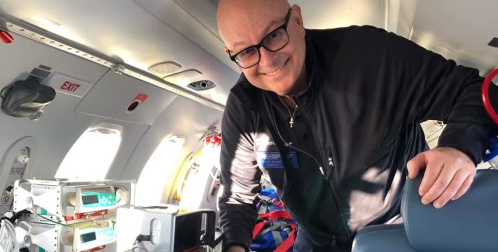 Kenneth Wallgren jobbar på ambulansflyg och som narkossjuksköterska.