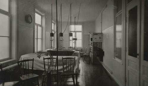 Ljusbadet på Moheds sanatorium där de intagna vid Sunnerstaholm genomgick behandling. Bilden finns i regionarkivet.