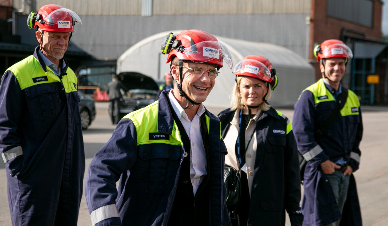 Statsminister Ulf Kristersson tillsammans med  representanter från näringslivet.