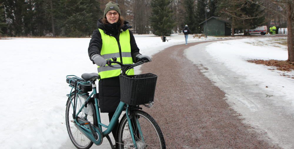 Maria med sin elcykel