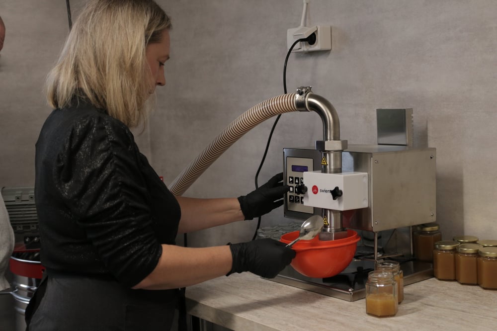 Biodlare Chatarina Berglund på Säljans bigård i Sandviken.