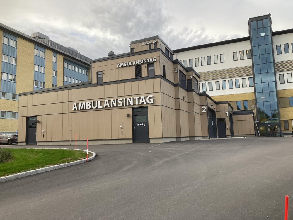 Ambulansintaget vid Hudiksvalls sjukhus. I bilden syns också konstverket som utgörs av flera replika av ambulansintaget på taket. 