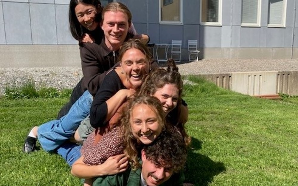 Davoud Tavakolizadeh, Emilie Naud Björklund,  
Ellen Lissbrant, Beata Abrahamsson, Emil Lindquist  
och Leah She Jacobsson.  
AT-läkargrupp som började i maj 2026