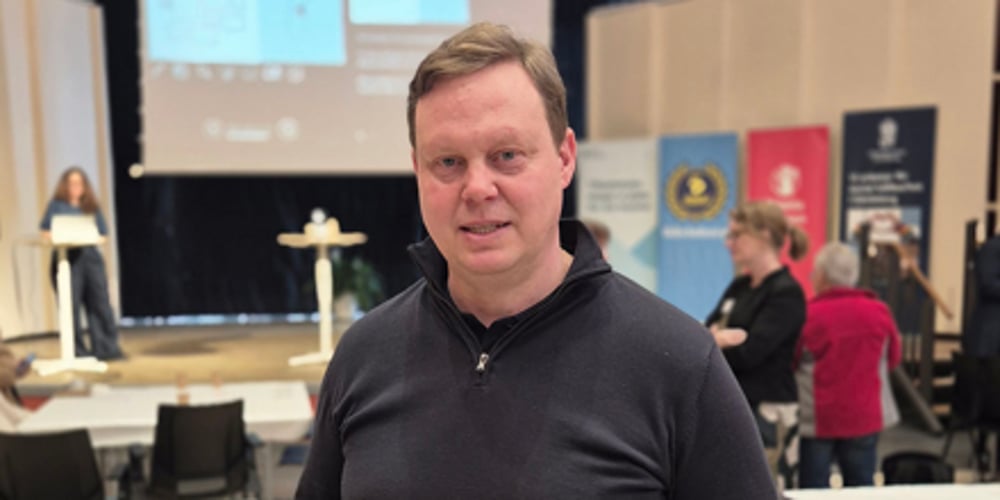 En person som står framför en folkmassa.