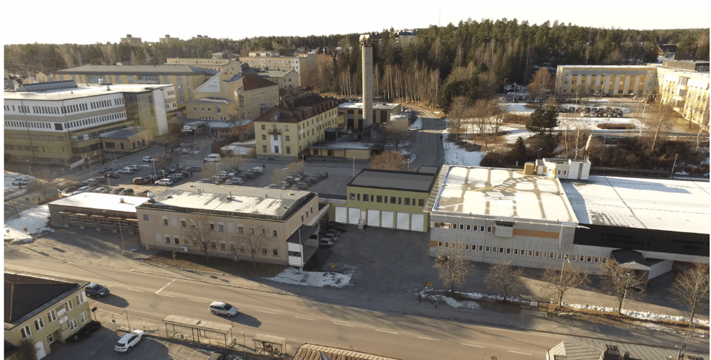 Bilden är ett fotomontage av hur det nya logistikcentret kommer att se ut på Hudiksvalls sjukhus, taget från Kungsgatan. I bakgrunden ses större delen av sjukhusområdet. 