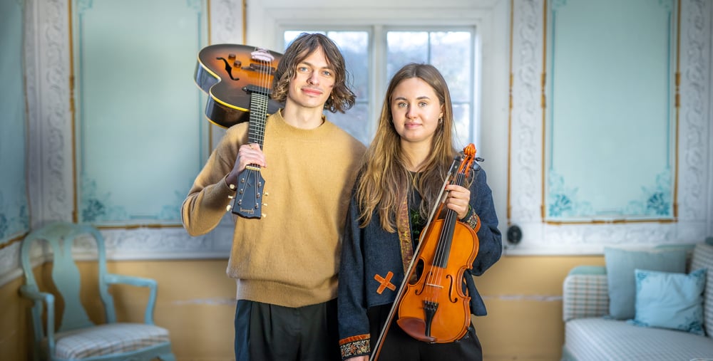 Musikelever som spelar instrument