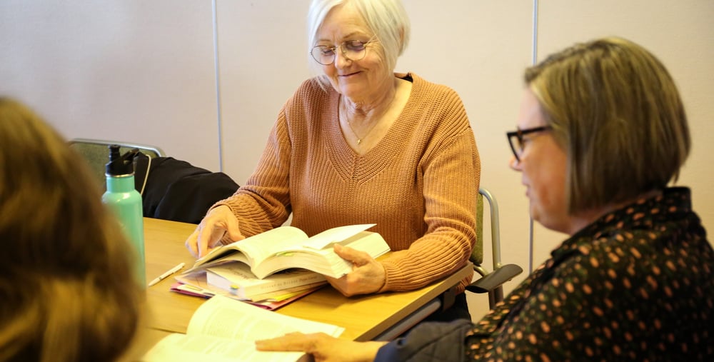 Kursdeltagare som sitter och studerar