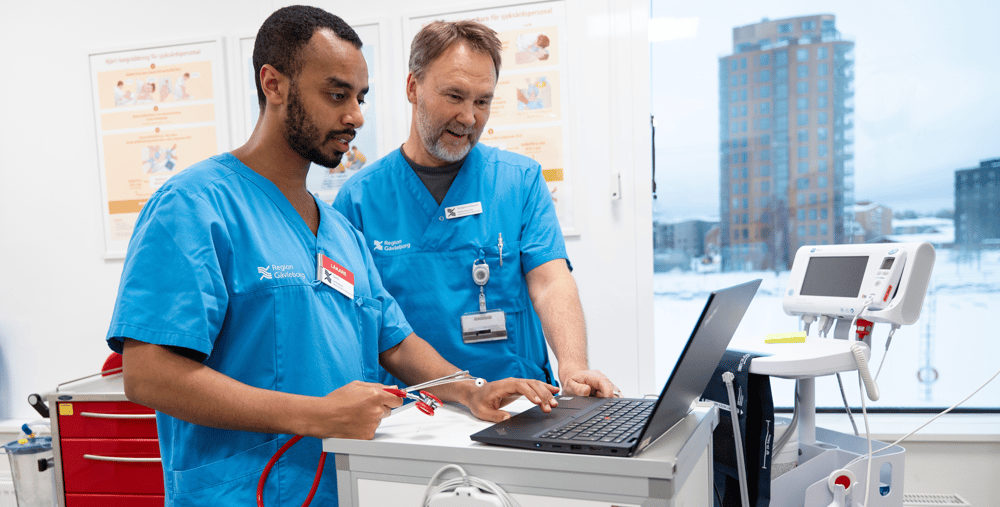 Två läkare samtalar i en vårdmiljö