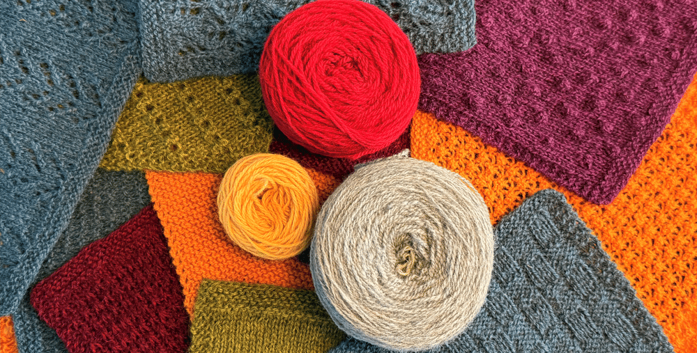 En närbild av garn och ett garnnystan.
