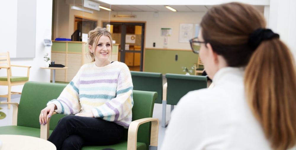 medarbetare Emma Söderberg och Tina Gustafsson
