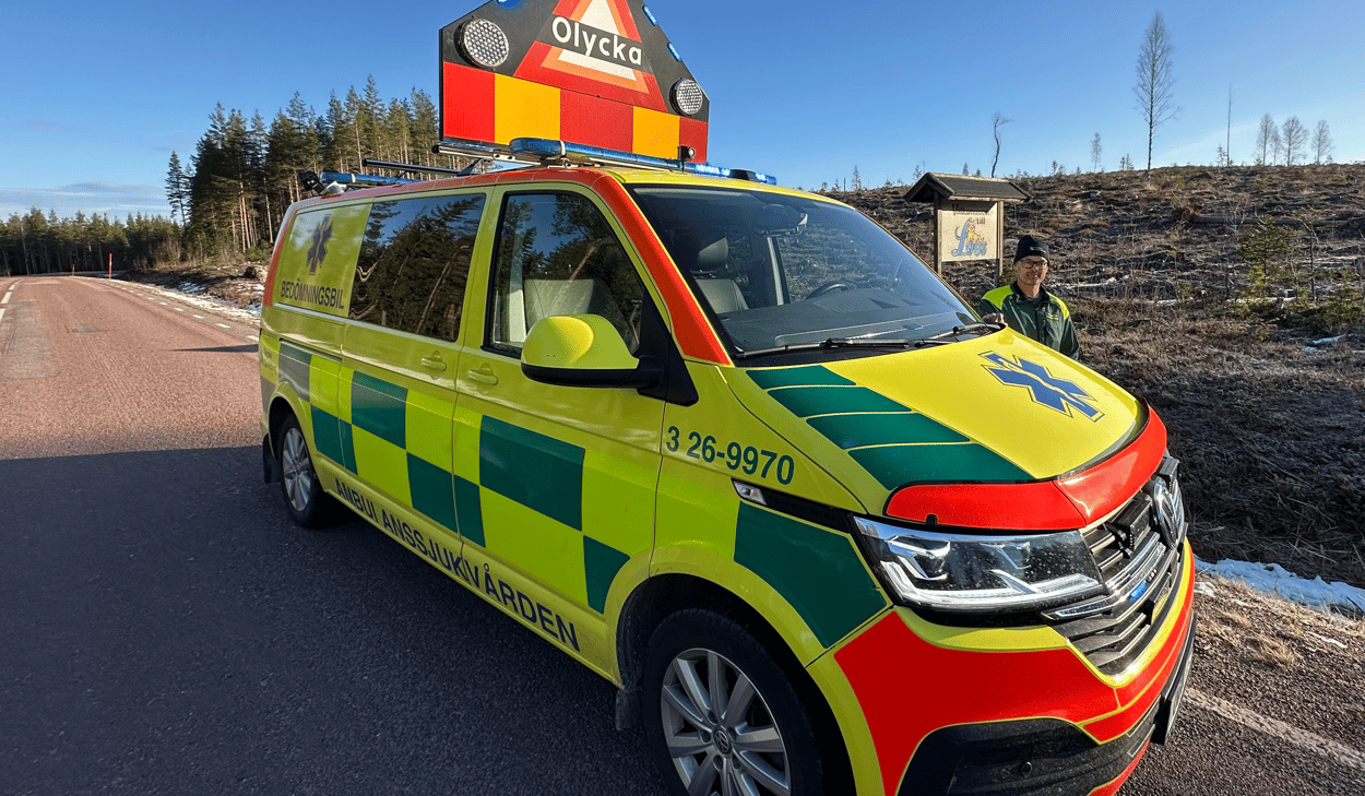 En man som står bredvid en bedömningsbil.