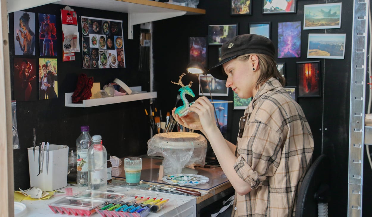 Konstnär som jobbar med skulptur