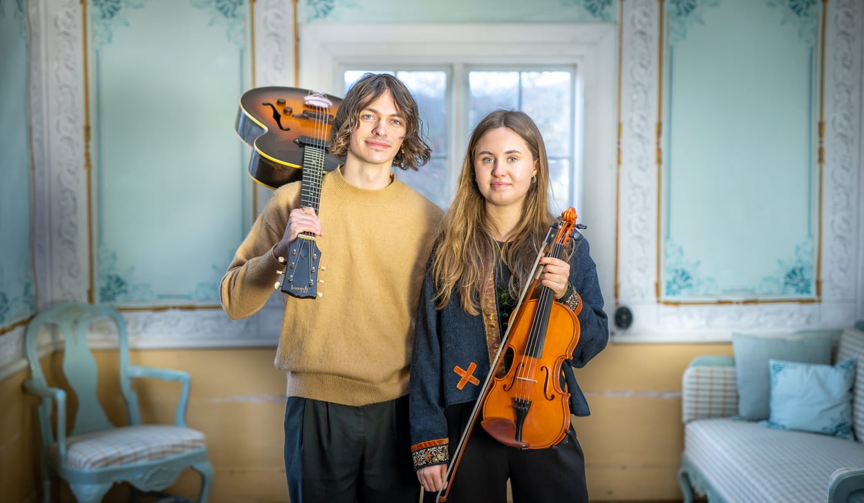 Musikelever som spelar instrument