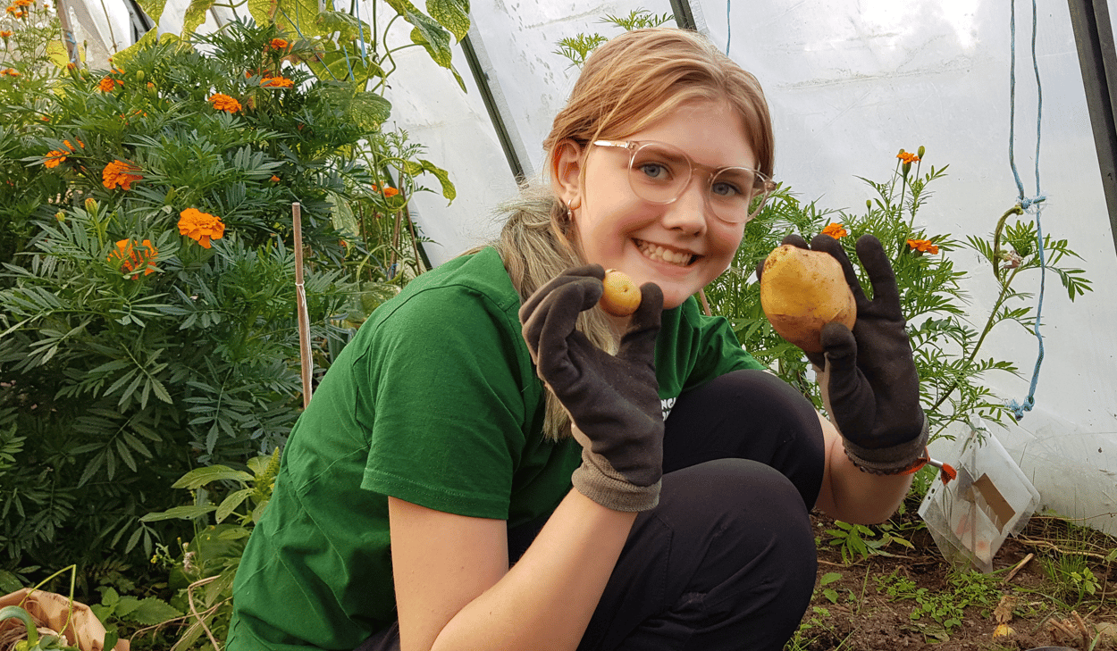 Barn som odlar tillsammans i grupp. Vi ser plantering och skörd.