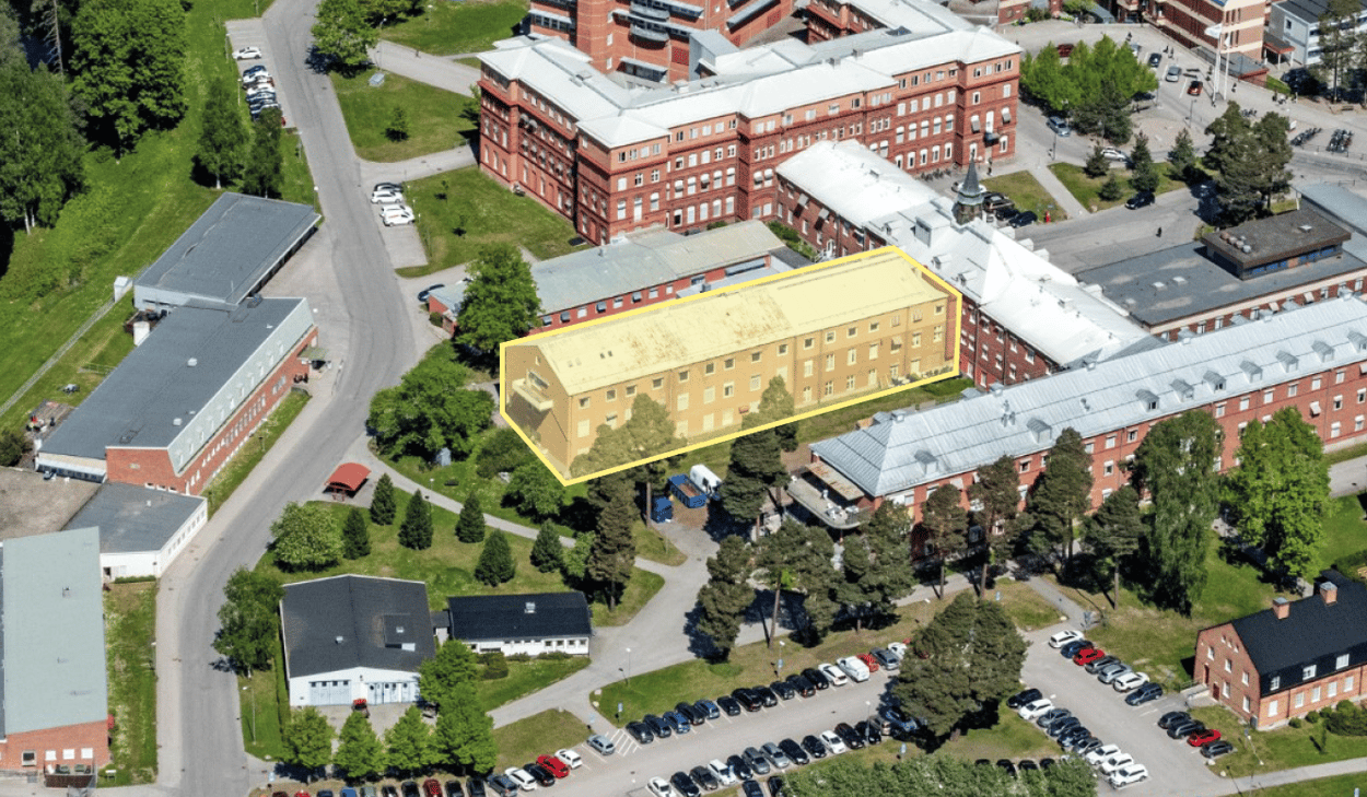 En flygbild av hus 13 på Gävle sjukhus. Byggnaden ska rivas. Byggnaden är markerad gul. 