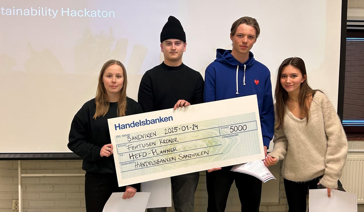 Fyra gymnasieelever tar emot en prischeck.  