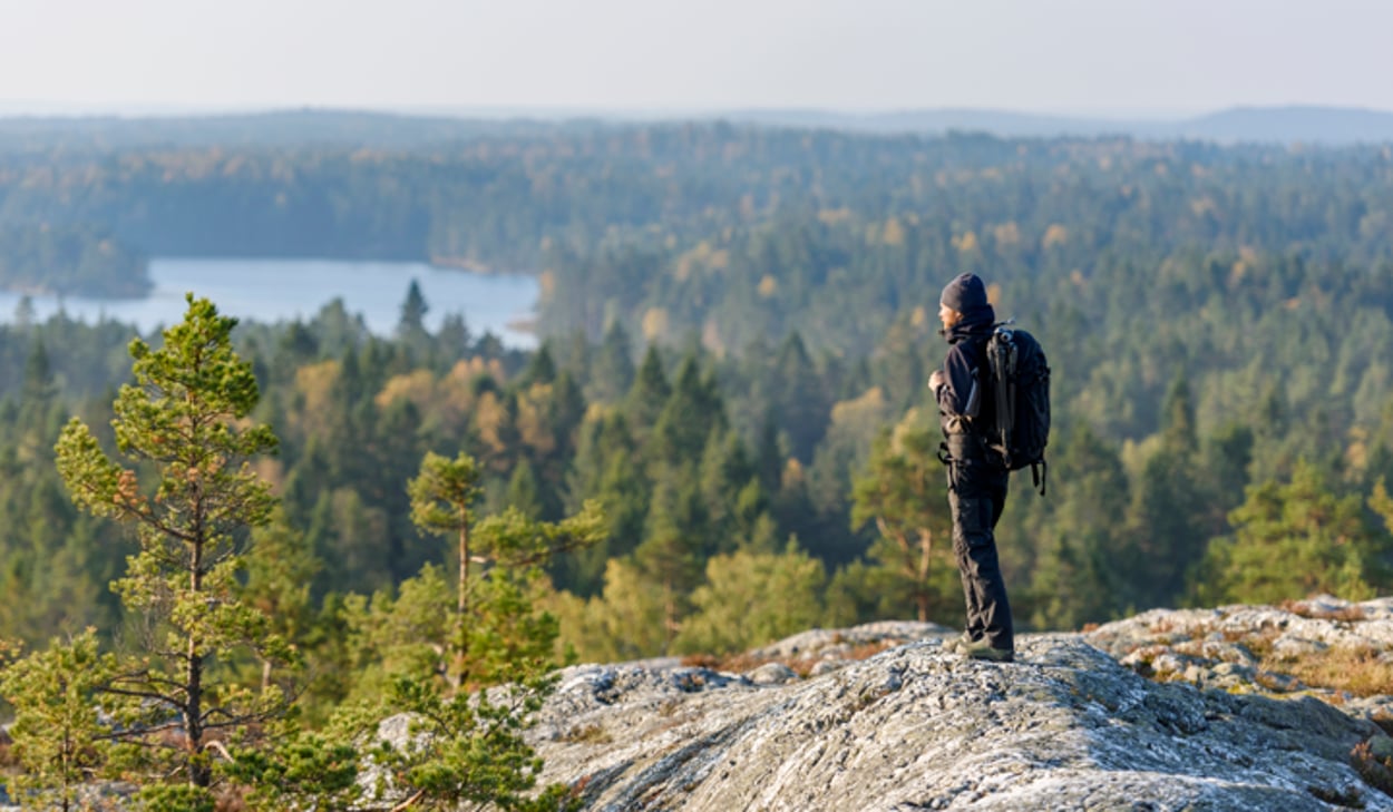 Man på bergstopp.