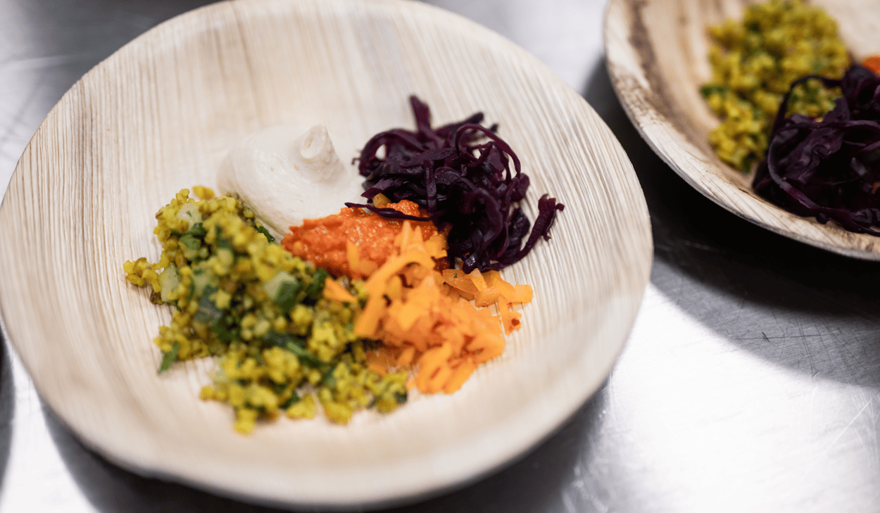 En tallrik toppad med olika typer av mat.