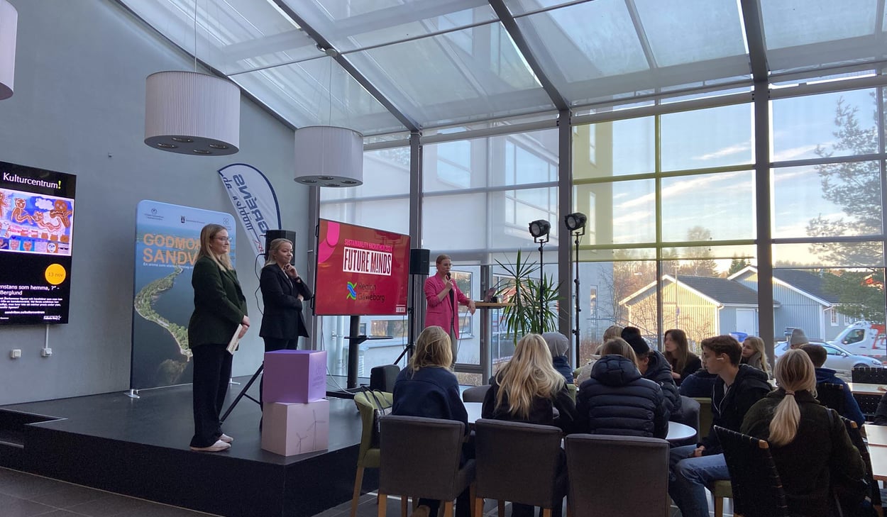 På en scen syns representanter för regionen, sandbacka och Future Minds.