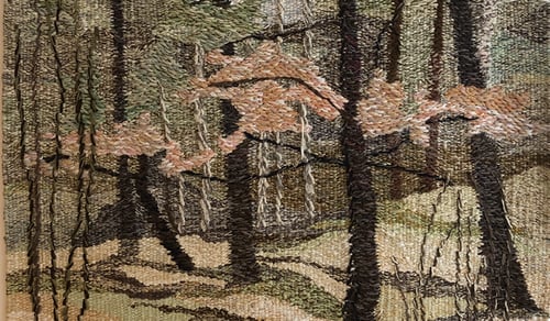 En målning av ett hus i skogen.