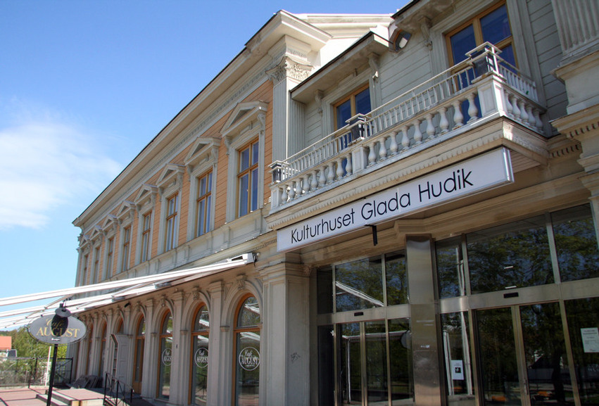 Fasaden på en byggnad med en klocka på framsidan.