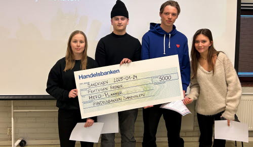 Fyra gymnasieelever tar emot en prischeck.  