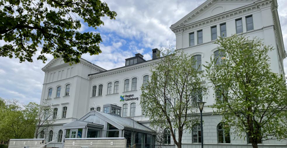 Foto på regionkontoret utifrån, ingången och framsidan