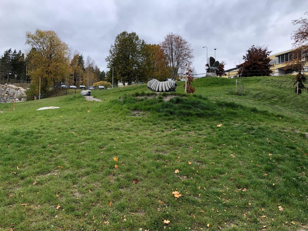 Marco Cuevas verk Metamorfos, ett tredelat verk med stenskulpturer. Fjärilen och larverna i blå och svart granit lyfter både naturens och platsens omvandling – som en kommentar på människans efterlämnade spår och hur vi lever med naturen ständigt närvarande.