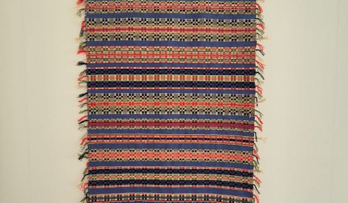 Nyvävt gåvokläde i munkabälte efter en gammal förlaga från Bollnäs-Voxnadalens hemslöjdsförening.